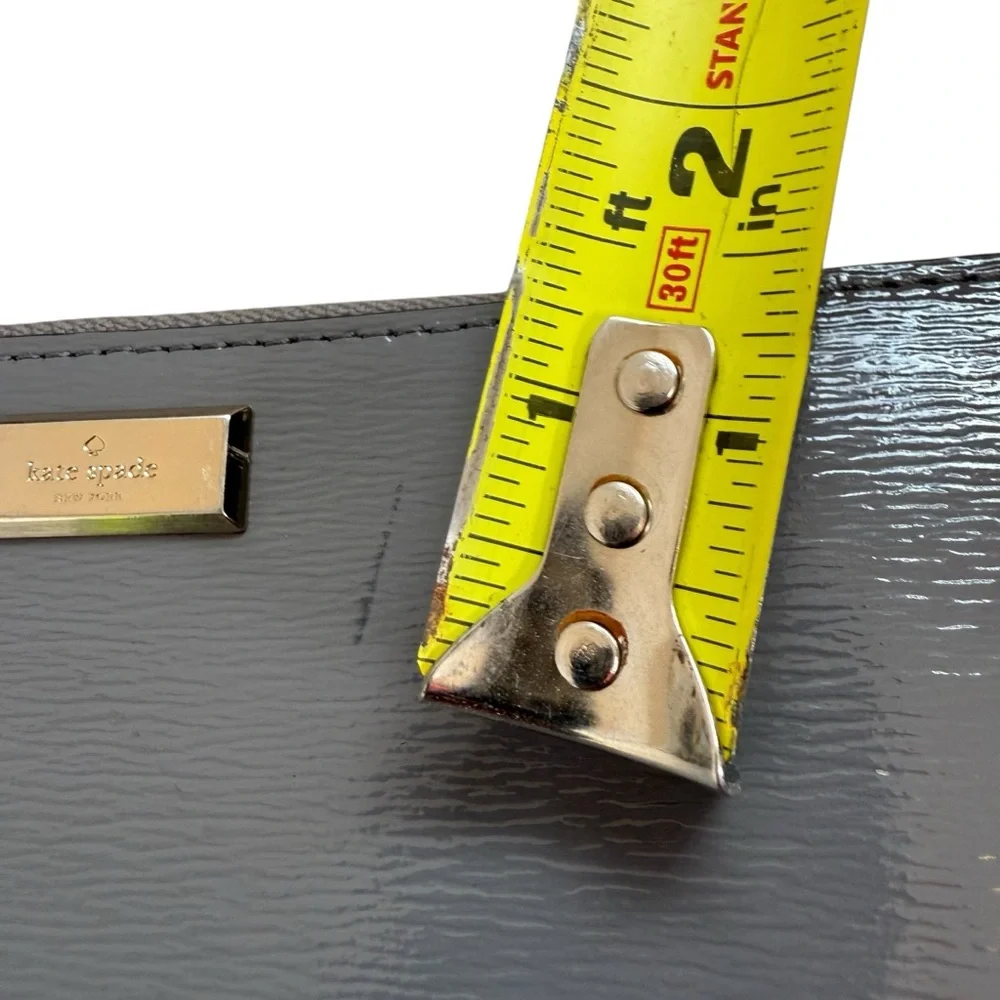 KATE SPADE NEW YORK GRAY PATENT ZIP-AROUND WALLET
